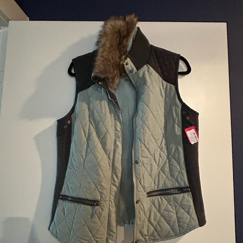Elegant Quilted Vest with Faux Fur Trim